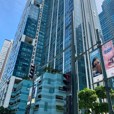 1 Bedroom Uptown Bgc Across Uptown Mall 마닐라 외부 사진