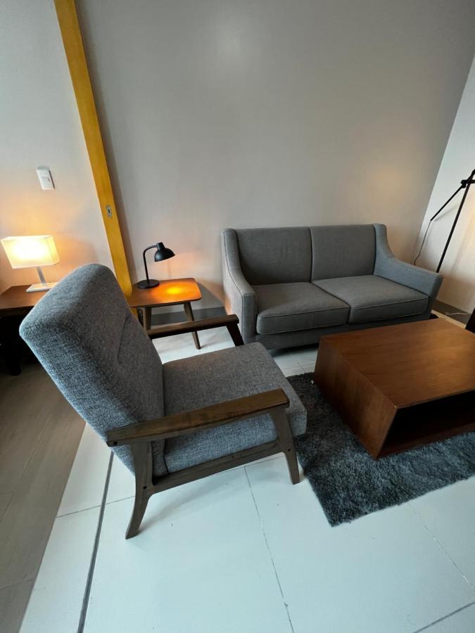 1 Bedroom Uptown Bgc Across Uptown Mall 마닐라 외부 사진