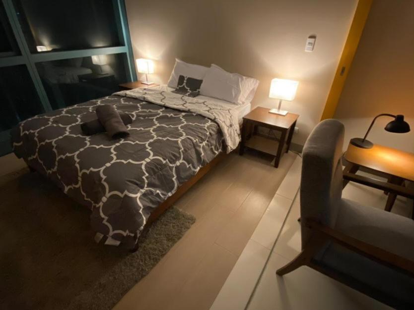 1 Bedroom Uptown Bgc Across Uptown Mall 마닐라 외부 사진