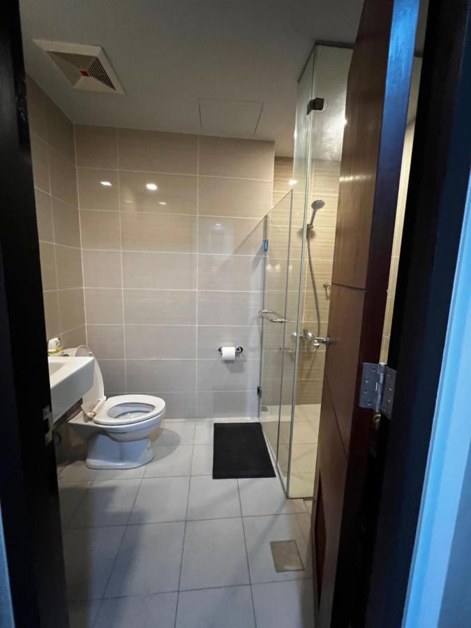 1 Bedroom Uptown Bgc Across Uptown Mall 마닐라 외부 사진
