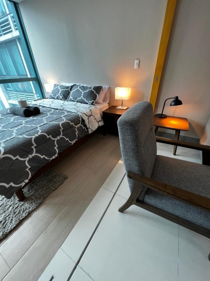1 Bedroom Uptown Bgc Across Uptown Mall 마닐라 외부 사진