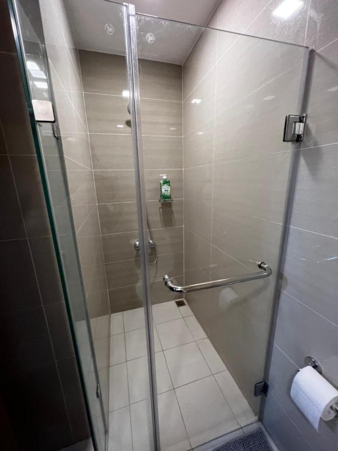 1 Bedroom Uptown Bgc Across Uptown Mall 마닐라 외부 사진