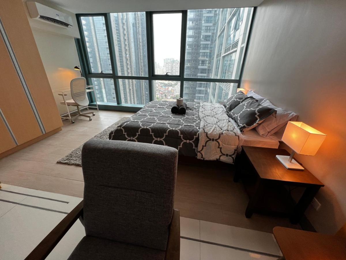 1 Bedroom Uptown Bgc Across Uptown Mall 마닐라 외부 사진