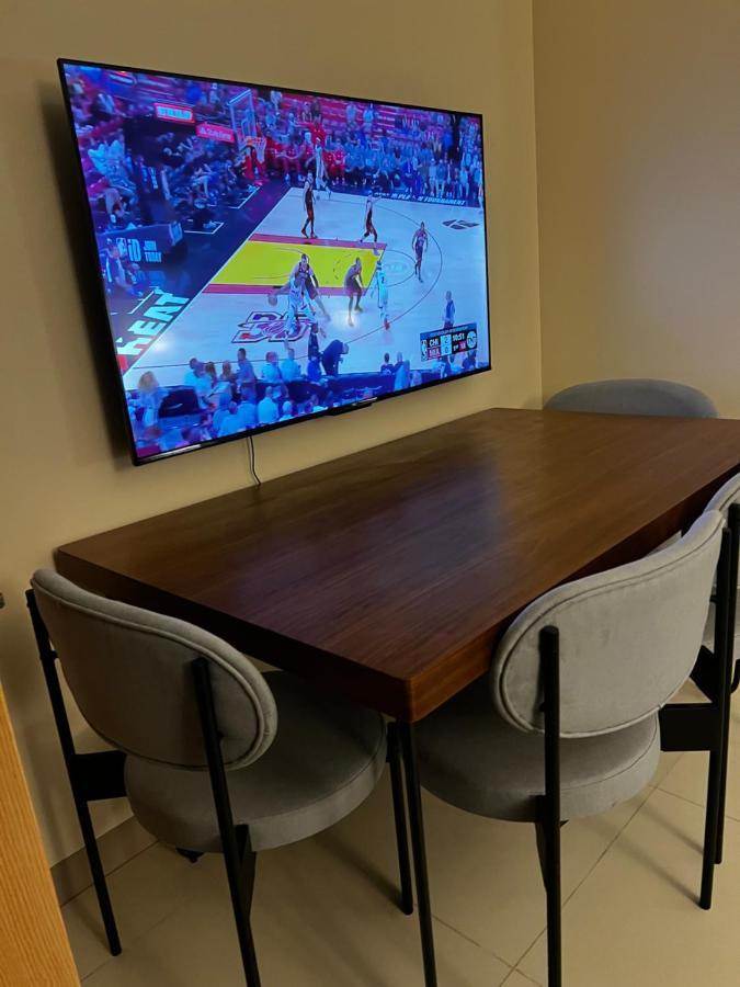1 Bedroom Uptown Bgc Across Uptown Mall 마닐라 외부 사진