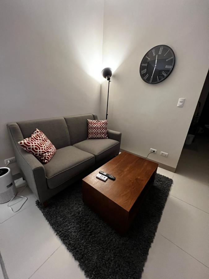 1 Bedroom Uptown Bgc Across Uptown Mall 마닐라 외부 사진