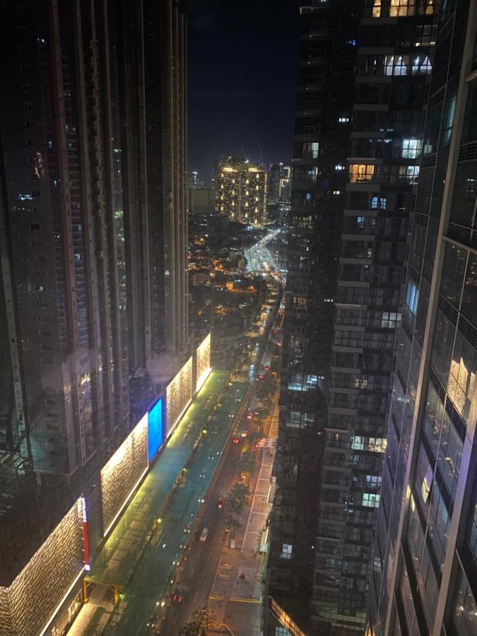 1 Bedroom Uptown Bgc Across Uptown Mall 마닐라 외부 사진